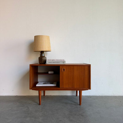 
                  
                    Deens laag sideboard teak met schuifdeurtjes - LOUI
                  
                