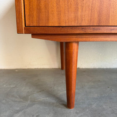 
                  
                    Deens laag sideboard teak met schuifdeurtjes - LOUI
                  
                