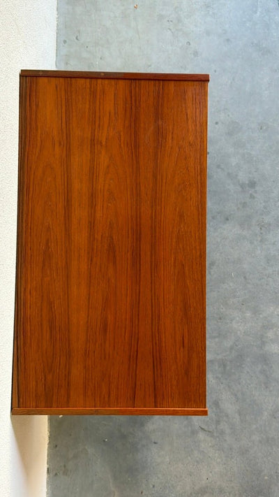 
                  
                    Deens laag sideboard teak met schuifdeurtjes - LOUI
                  
                