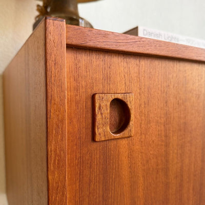 
                  
                    Deens laag sideboard teak met schuifdeurtjes - LOUI
                  
                