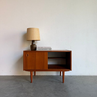Deens laag sideboard teak met schuifdeurtjes - LOUI