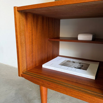 
                  
                    Deens laag sideboard teak met schuifdeurtjes - LOUI
                  
                