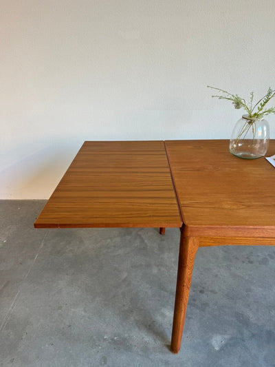 
                  
                    Deense eettafel Henning Kjaernulf teak - LOUI.STORE
                  
                