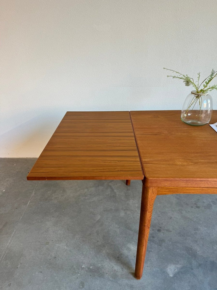 
                  
                    Deense eettafel Henning Kjaernulf teak - LOUI.STORE
                  
                