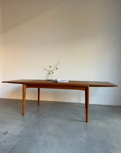 
                  
                    Deense eettafel Henning Kjaernulf teak - LOUI.STORE
                  
                
