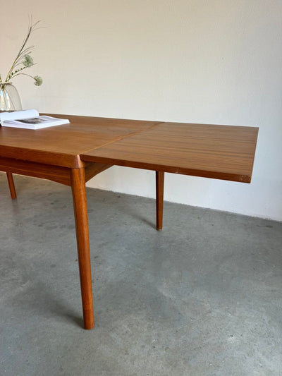 
                  
                    Deense eettafel Henning Kjaernulf teak - LOUI.STORE
                  
                