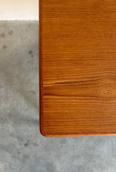 
                  
                    Deense eettafel Henning Kjaernulf teak - LOUI.STORE
                  
                