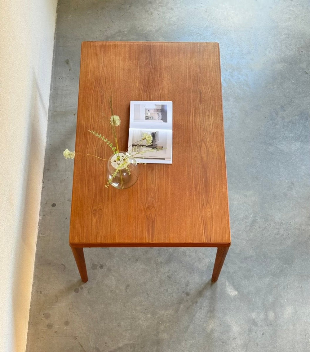 
                  
                    Deense eettafel Henning Kjaernulf teak - LOUI.STORE
                  
                