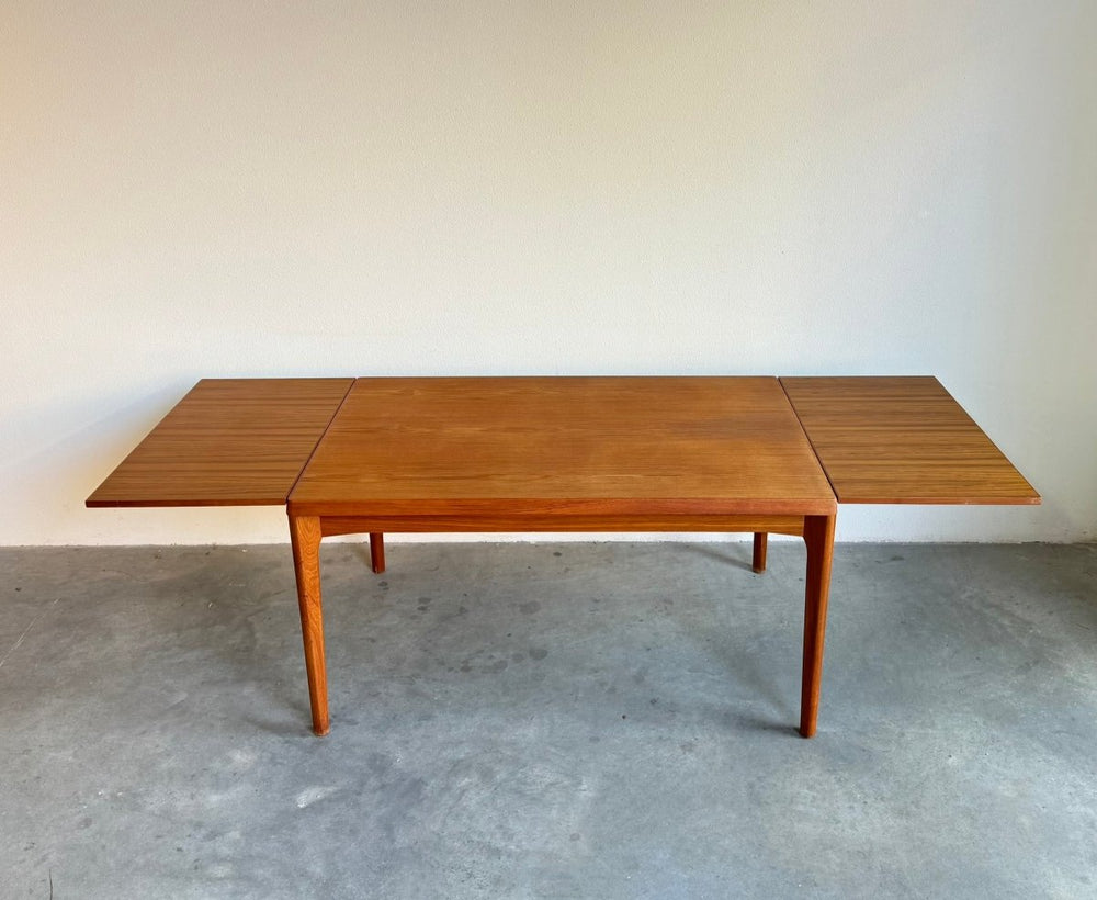 
                  
                    Deense eettafel Henning Kjaernulf teak - LOUI.STORE
                  
                