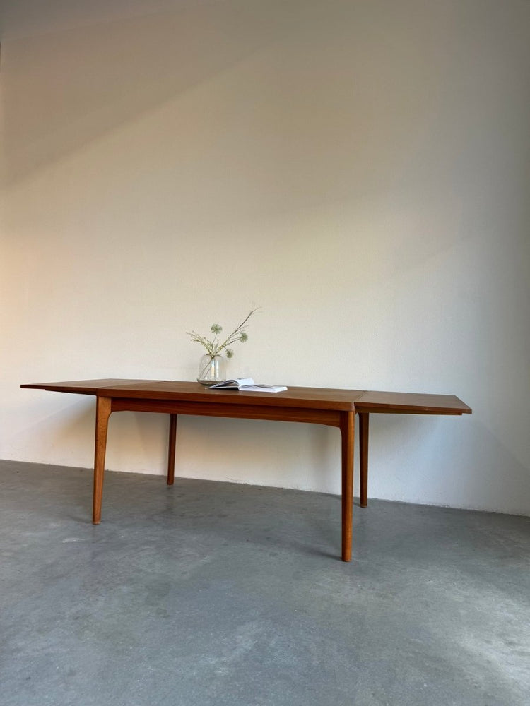 
                  
                    Deense eettafel Henning Kjaernulf teak - LOUI.STORE
                  
                
