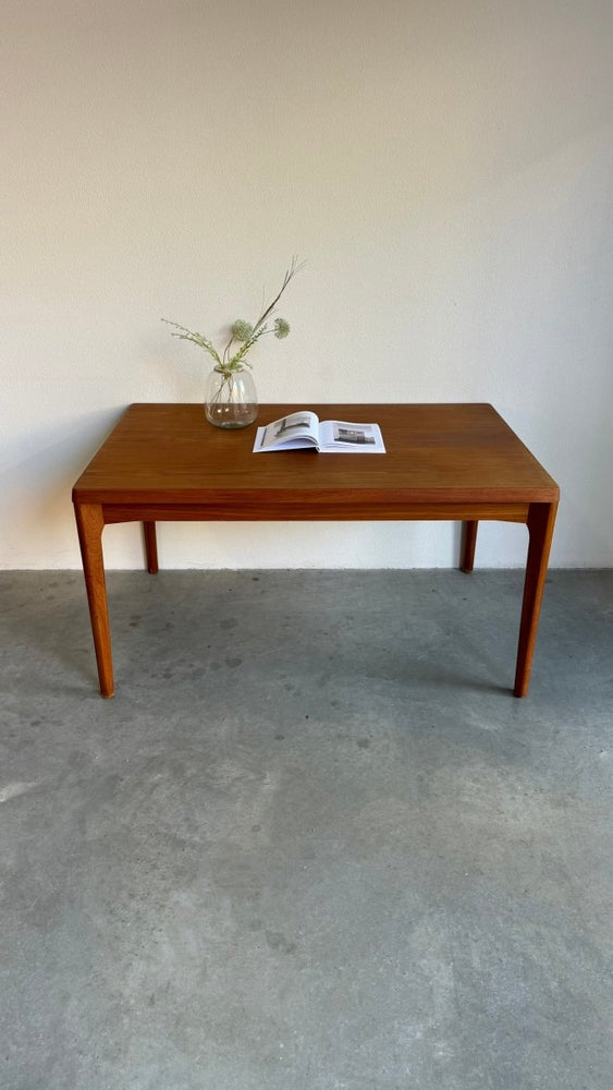 
                  
                    Deense eettafel Henning Kjaernulf teak - LOUI.STORE
                  
                
