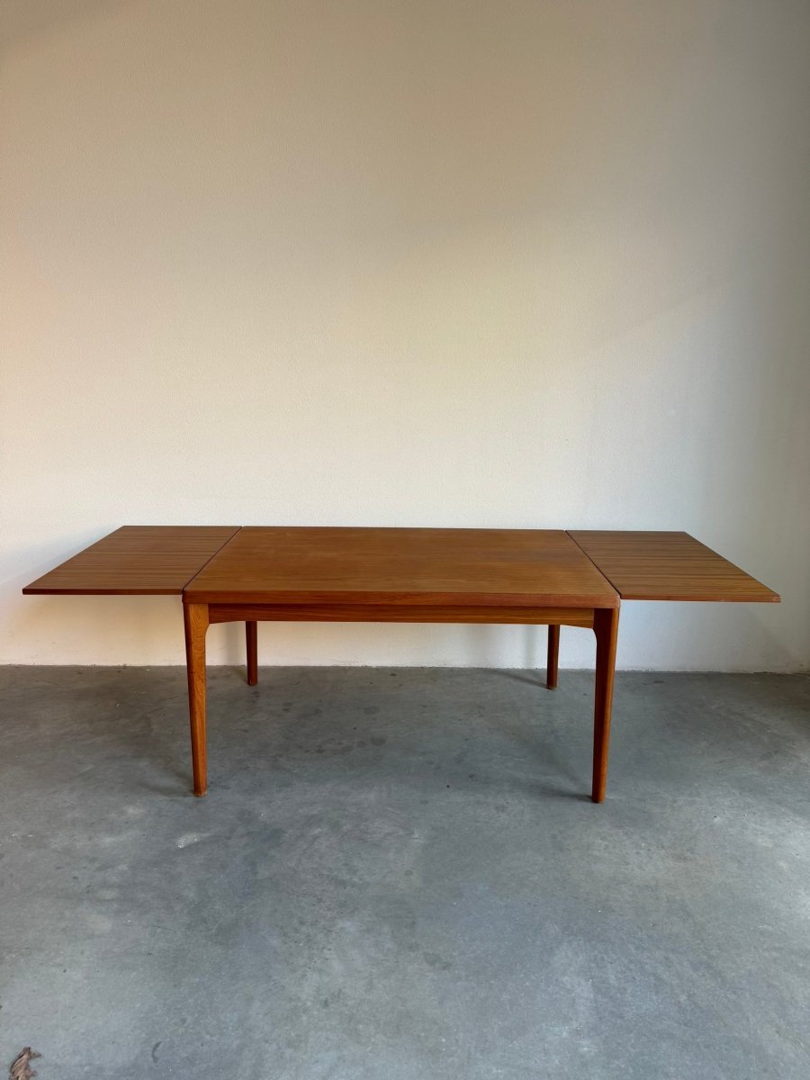 
                  
                    Deense eettafel Henning Kjaernulf teak - LOUI.STORE
                  
                