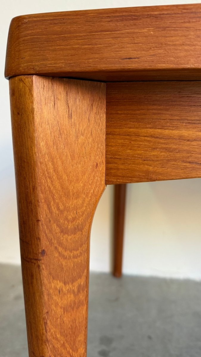 
                  
                    Deense eettafel Henning Kjaernulf teak - LOUI.STORE
                  
                