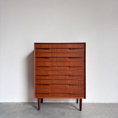 
                  
                    Deense ladekast 6* teak met speervormige handgreep - LOUI
                  
                