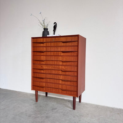 
                  
                    Deense ladekast 6* teak met speervormige handgreep - LOUI
                  
                