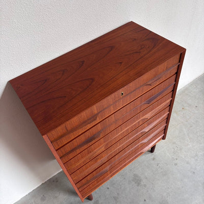
                  
                    Deense ladekast 6* teak met speervormige handgreep - LOUI
                  
                