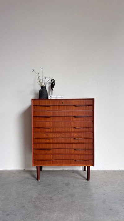 
                  
                    Deense ladekast 6* teak met speervormige handgreep - LOUI
                  
                