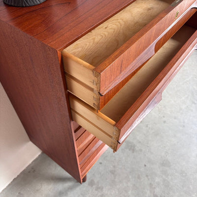
                  
                    Deense ladekast 6* teak met speervormige handgreep - LOUI
                  
                