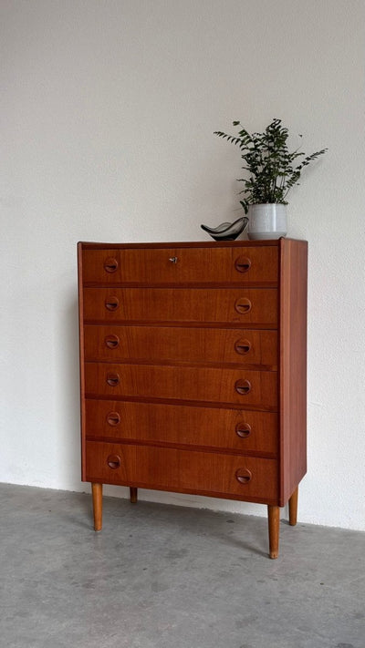 
                  
                    Deense ladekast 6* teak ronde greepjes - LOUI
                  
                