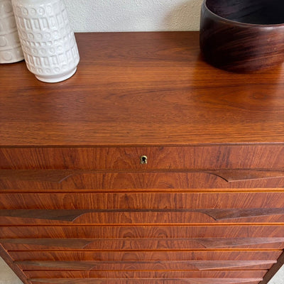 
                  
                    Deense ladekast 6* teak - vleugel handgrepen J.G. Møbler - LOUI.STORE
                  
                