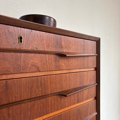 
                  
                    Deense ladekast 6* teak - vleugel handgrepen J.G. Møbler - LOUI.STORE
                  
                