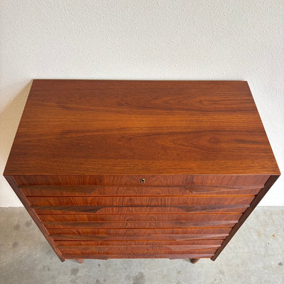 
                  
                    Deense ladekast 6* teak - vleugel handgrepen J.G. Møbler - LOUI.STORE
                  
                