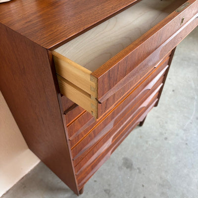 
                  
                    Deense ladekast 6* teak - vleugel handgrepen J.G. Møbler - LOUI.STORE
                  
                