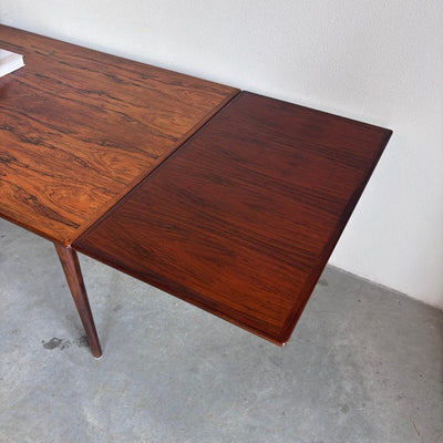 
                  
                    Deense Omann Jun uitschuifbare eettafel (model 54) in palissander - LOUI
                  
                