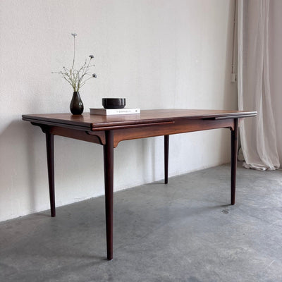 
                  
                    Deense Omann Jun uitschuifbare eettafel (model 54) in palissander - LOUI
                  
                