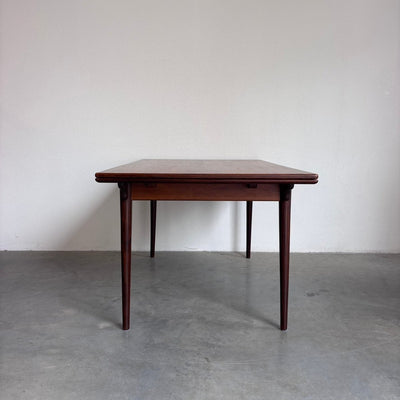 
                  
                    Deense Omann Jun uitschuifbare eettafel (model 54) in palissander - LOUI
                  
                