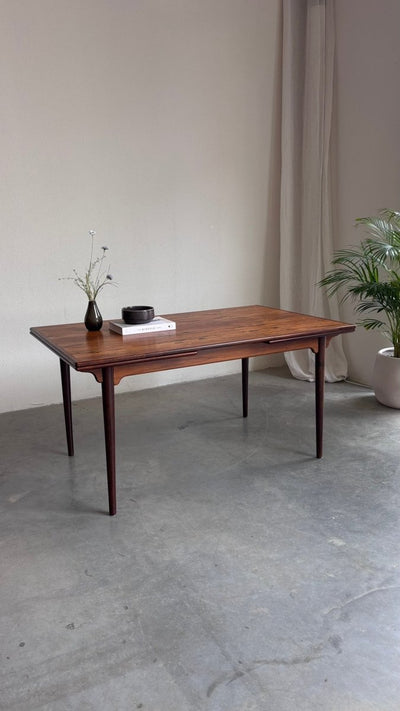 
                  
                    Deense Omann Jun uitschuifbare eettafel (model 54) in palissander - LOUI
                  
                