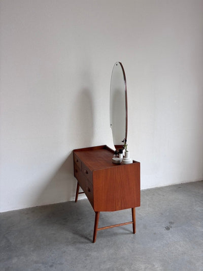 
                  
                    Deense vintage kaptafel - ladekast teak - LOUI
                  
                