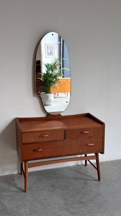 
                  
                    Deense vintage kaptafel - ladekast teak - LOUI
                  
                