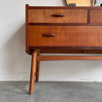 
                  
                    Deense vintage kaptafel - ladekast teak - LOUI
                  
                