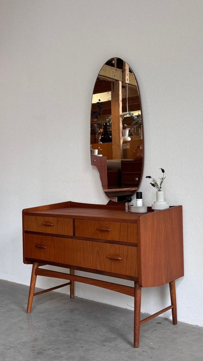 
                  
                    Deense vintage kaptafel - ladekast teak - LOUI
                  
                