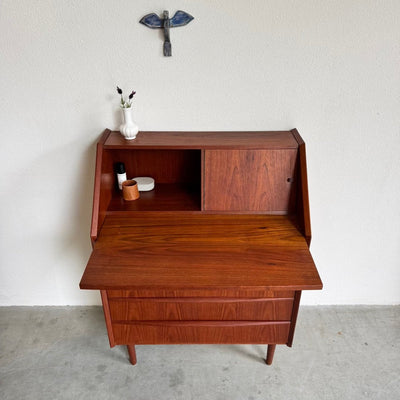 
                  
                    Deense vintage secretaire met klapspiegel in teak - LOUI
                  
                
