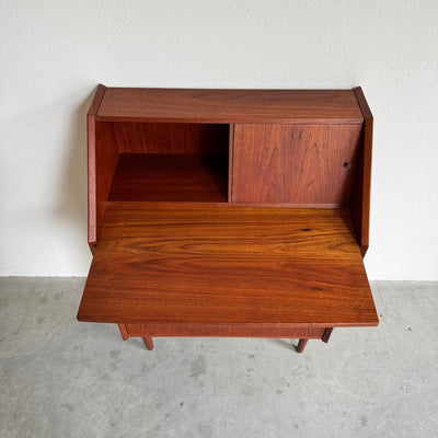 
                  
                    Deense vintage secretaire met klapspiegel in teak - LOUI
                  
                