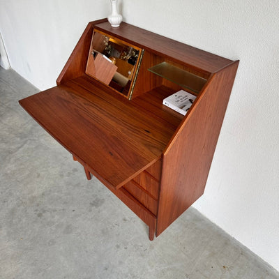 
                  
                    Deense vintage secretaire met klapspiegel in teak - LOUI
                  
                