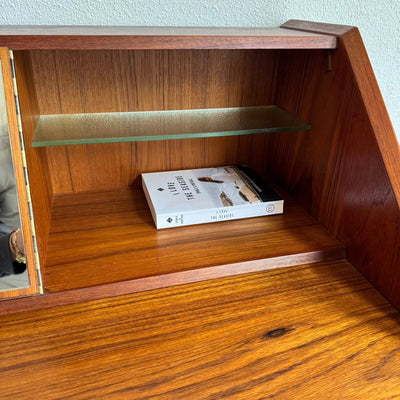 
                  
                    Deense vintage secretaire met klapspiegel in teak - LOUI
                  
                