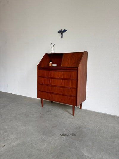 
                  
                    Deense vintage secretaire met klapspiegel in teak - LOUI
                  
                