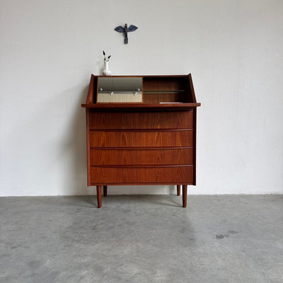 
                  
                    Deense vintage secretaire met klapspiegel in teak - LOUI
                  
                