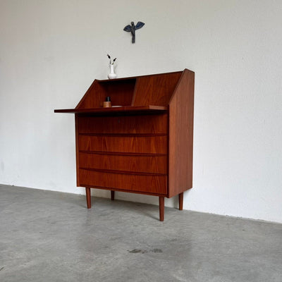 
                  
                    Deense vintage secretaire met klapspiegel in teak - LOUI
                  
                