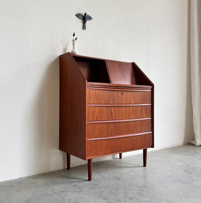 
                  
                    Deense vintage secretaire met klapspiegel in teak - LOUI
                  
                
