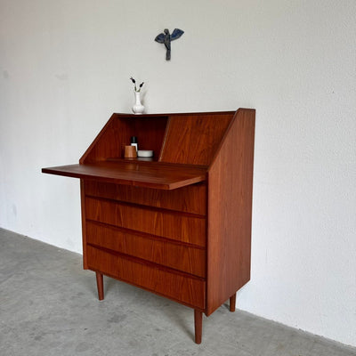 
                  
                    Deense vintage secretaire met klapspiegel in teak - LOUI
                  
                