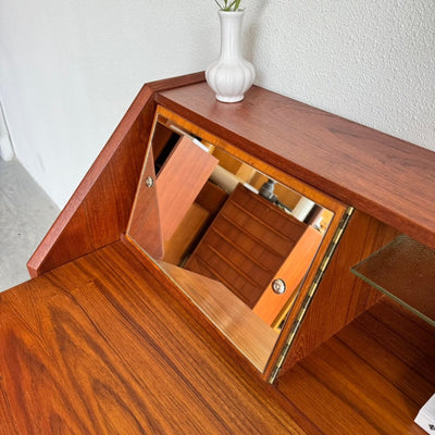 
                  
                    Deense vintage secretaire met klapspiegel in teak - LOUI
                  
                