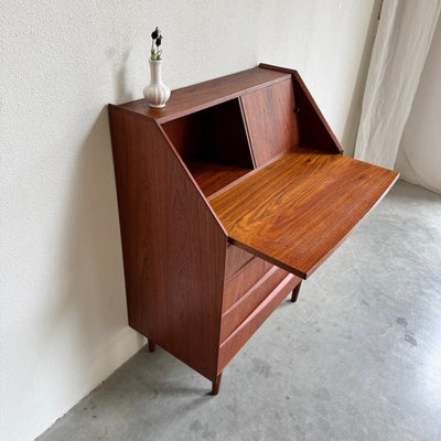 
                  
                    Deense vintage secretaire met klapspiegel in teak - LOUI
                  
                