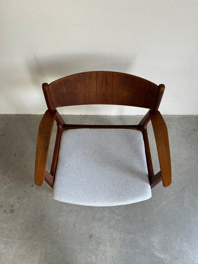
                  
                    Deense vintage stoel - LOUI.STORE
                  
                