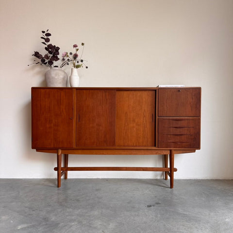 Design highboard door Johannes Andersen teak en eiken - LOUI.STORE