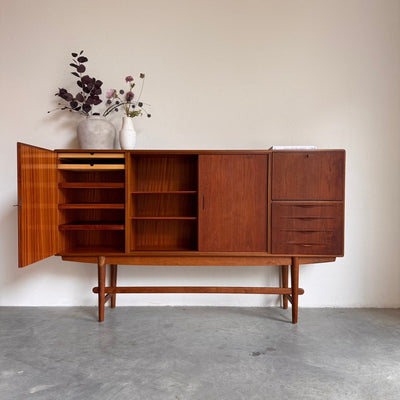 
                  
                    Design highboard door Johannes Andersen teak en eiken - LOUI.STORE
                  
                