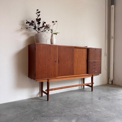 
                  
                    Design highboard door Johannes Andersen teak en eiken - LOUI.STORE
                  
                